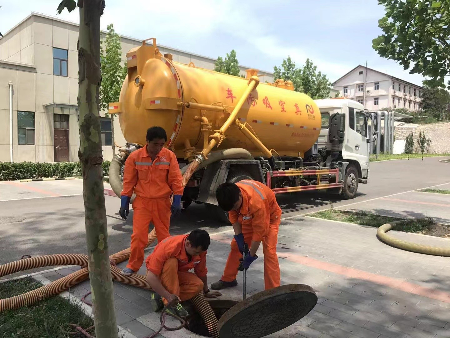 乡宁管道疏通车停在窨井附近